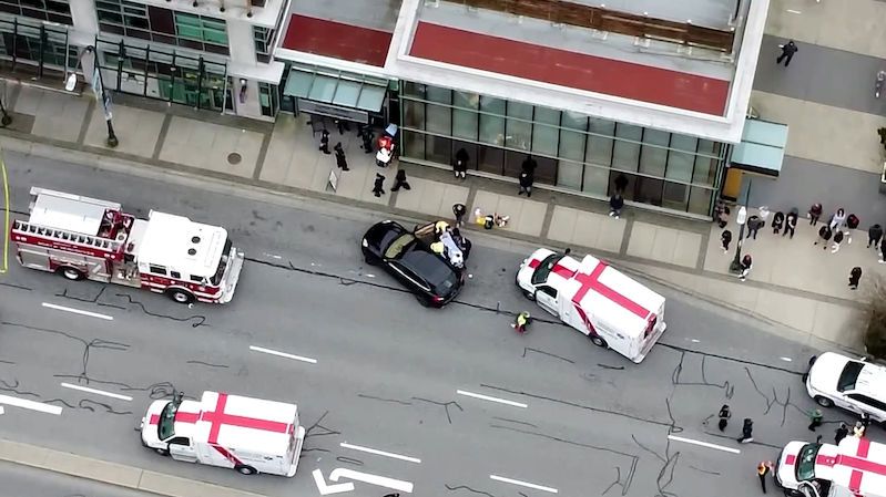 Muž s nožem útočil ve veřejné knihovně ve Vancouveru. Jeden mrtvý